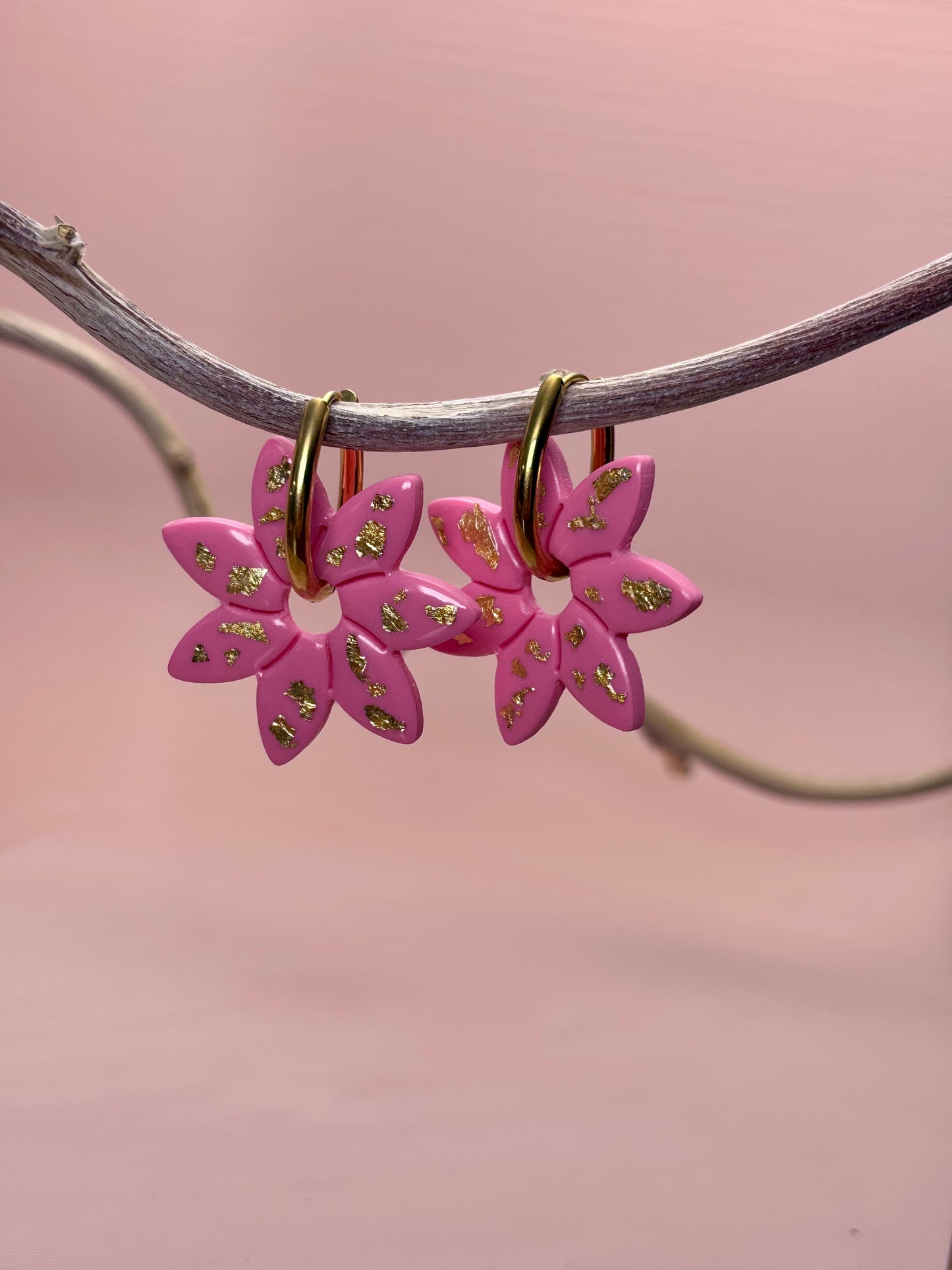 Fiore stor med gullflak · Hot pink