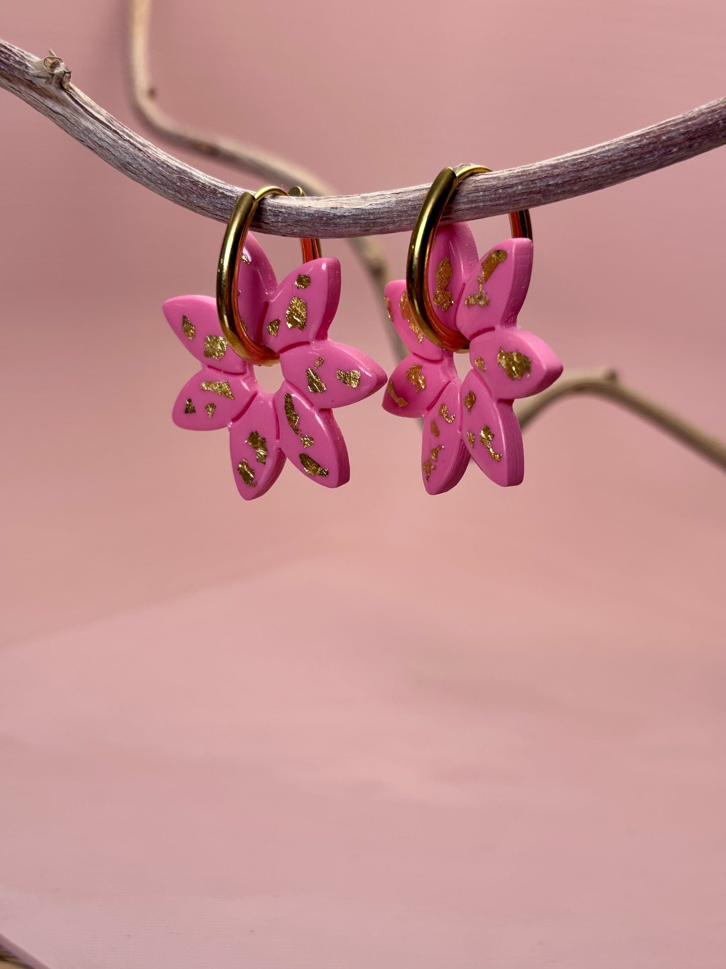 Fiore stor med gullflak · Hot pink