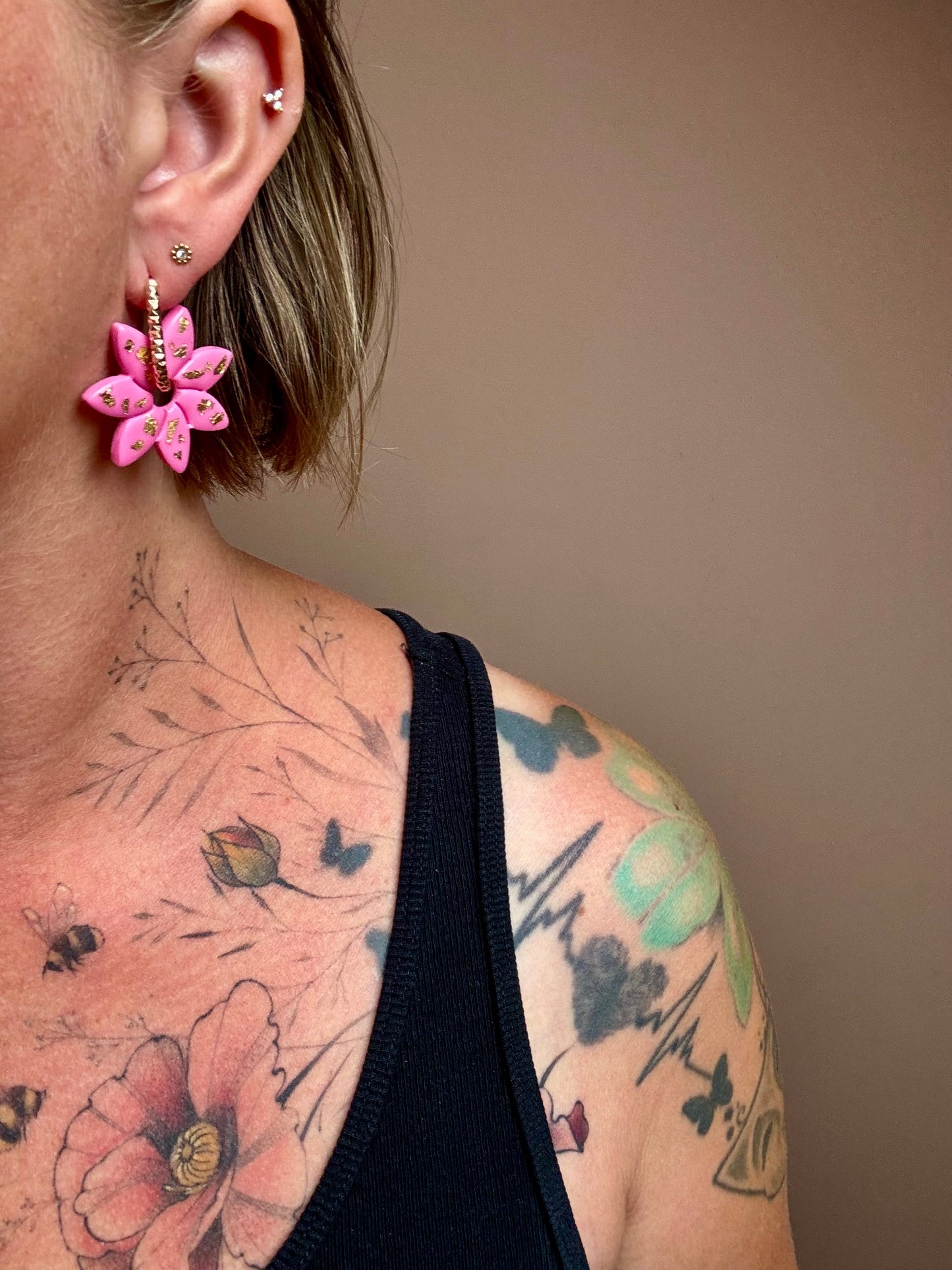 Fiore stor med gullflak · Hot pink