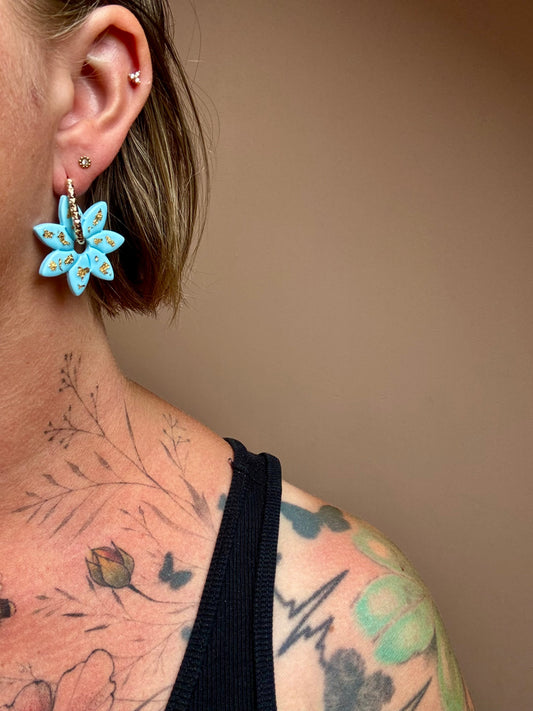 Fiore stor med gullflak · Lyseblå